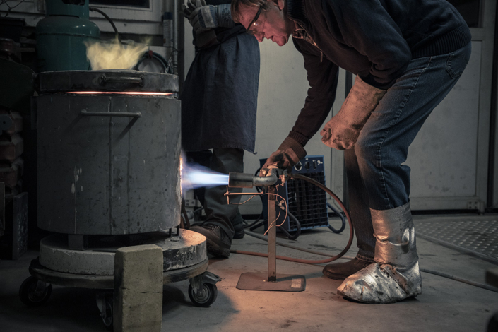 Fauchend wird der Gas-Ofen eingeschaltet.