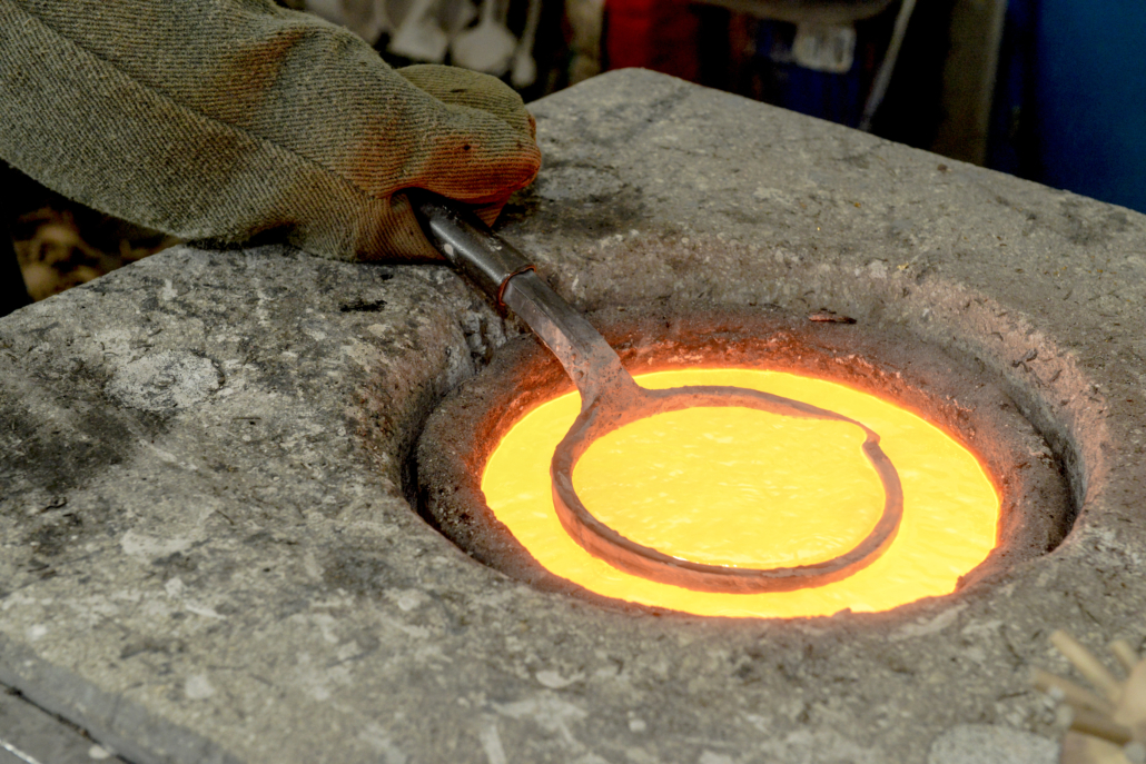 Flüssige Bronze im Schmelzofen der Glockengiesserei Berger