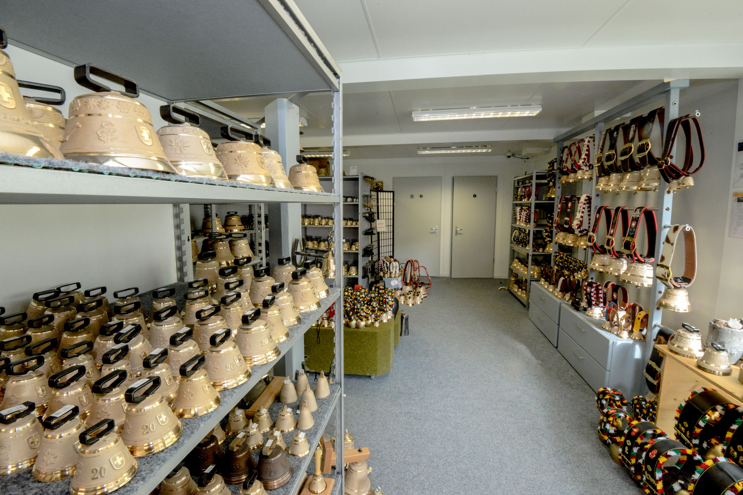 Einblick in den Fabrikladen der Glockengiesserei Berger in Bärau